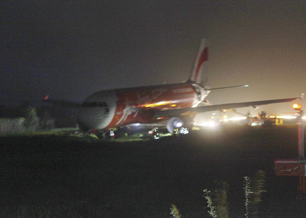 Un avión de pasajeros de AirAsia aterriza en la parte fangosa fuera de la pista en el aeropuerto de Kalibo, Filipinas