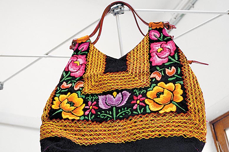 Bolsa elaborada por indígenas mexicanos.