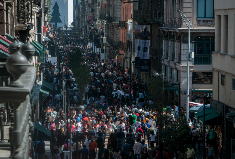 Compradores y paseantes colmaron la zona comercial contigua al Zócalo, como la calle Madero, en el Centro Histórico de la Ciudad de México, previo a l