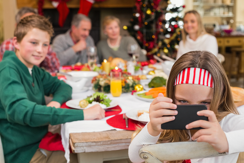 Las reuniones familiares son interrumpidas por el uso constante de gadgets.