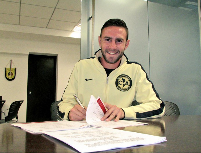 Layún firmando contrato con su nuevo club 