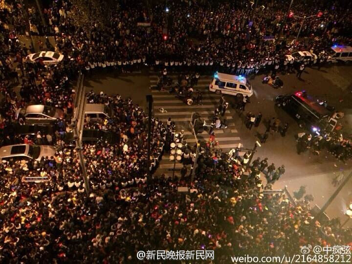 Se desconoce qué provocó la estampida en la que al menos 35 personas murieron en Shanghai.