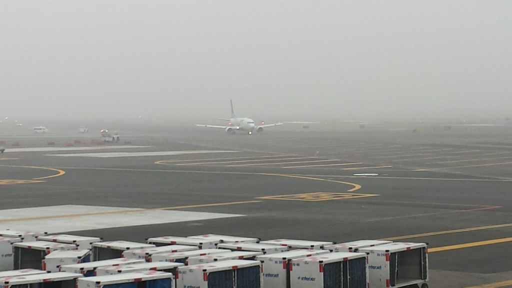 En el AICM se reportó neblina desde temprano.