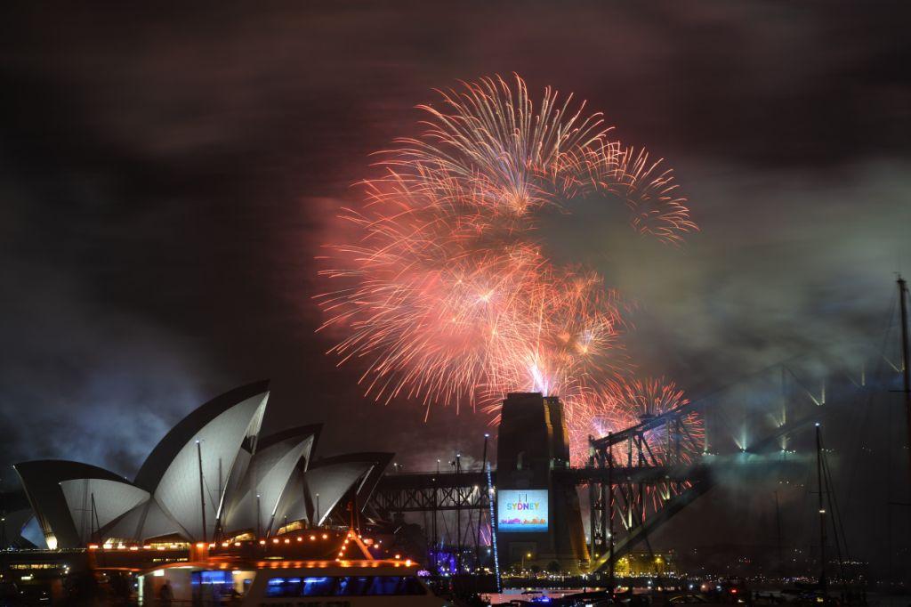 Fuegos artificiales iluminaron la Casa de la Ópera en Sidney.
