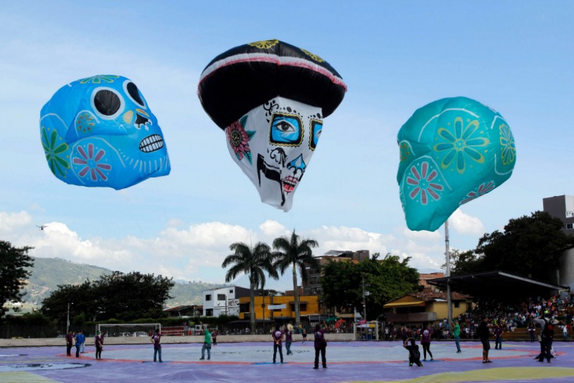 Globos de La Catrina y cráneos en el Festival Solar del Globo en Envidago, Colombia.