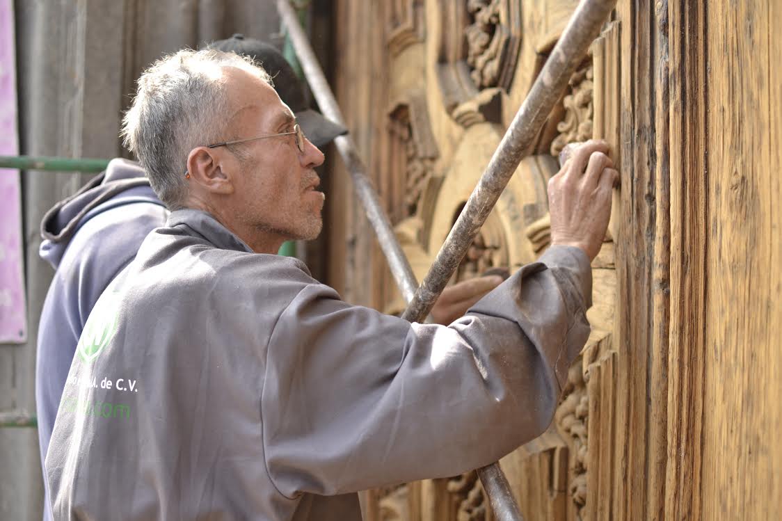 Un hombre trabaja en la restauración de la Catedral. 