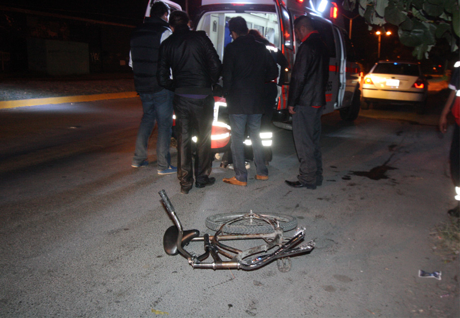 La bicicleta terminó en dos partes y por fortuna el lesionado salió bien librado del accidente ya que se puso mantener en píe.