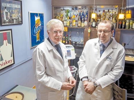 El doctor Lorenzo Leggio (d), líder del proyecto, y George Koob.
