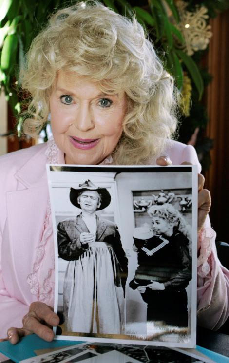 Donna Douglas cautivó con su personaje "Elly May Clampett" en la serie 'Los Beverly ricos'.