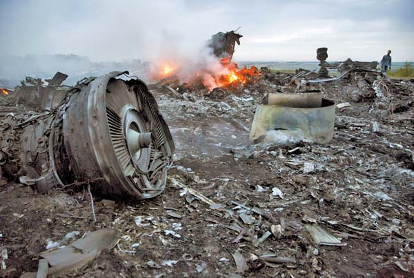 El 17 de julio un proyectil de rebeldes pro rusos alcanzó el vuelo MH17 y mató a sus 298 ocupantes. 