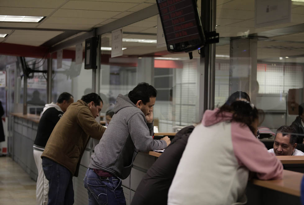 Largas filas de contribuyentes en recaudadoras