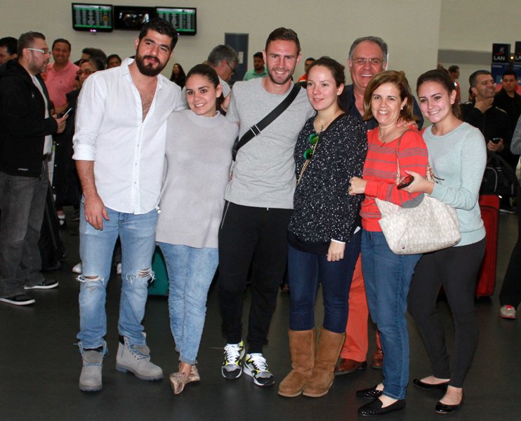 Layún, con su familia en su partida a Inglaterra