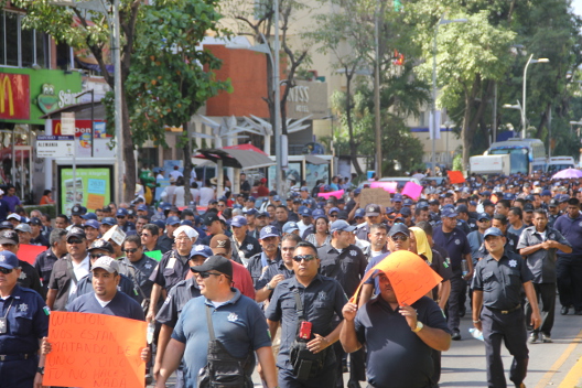 Los policías salieron a las calles del puerto a protestar