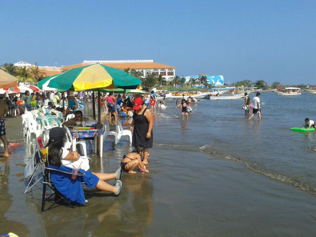 Los vacacionistas aprovecharon que hoy salió el sol para ir a la playa