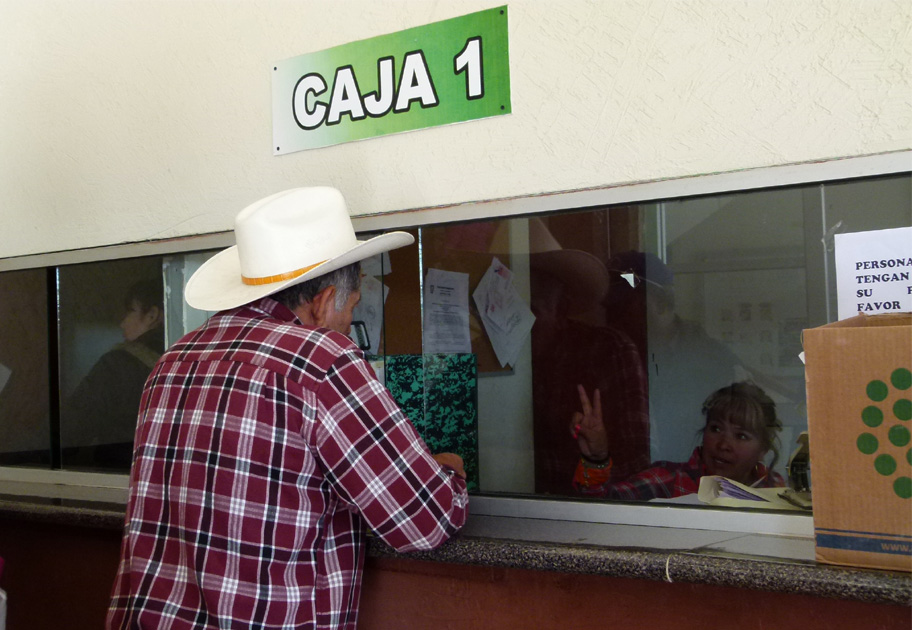 Personas mayores recibieron el 50% de descuento, con la presentación de su tarjeta del INSEN. 