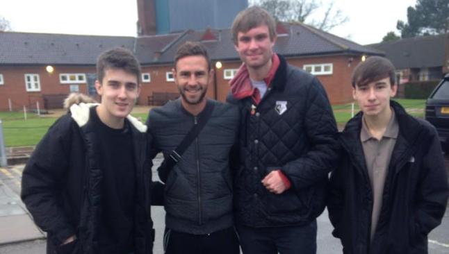Miguel Layún posó con aficionados de su nuevo equipo, el Watford de Inglaterra 