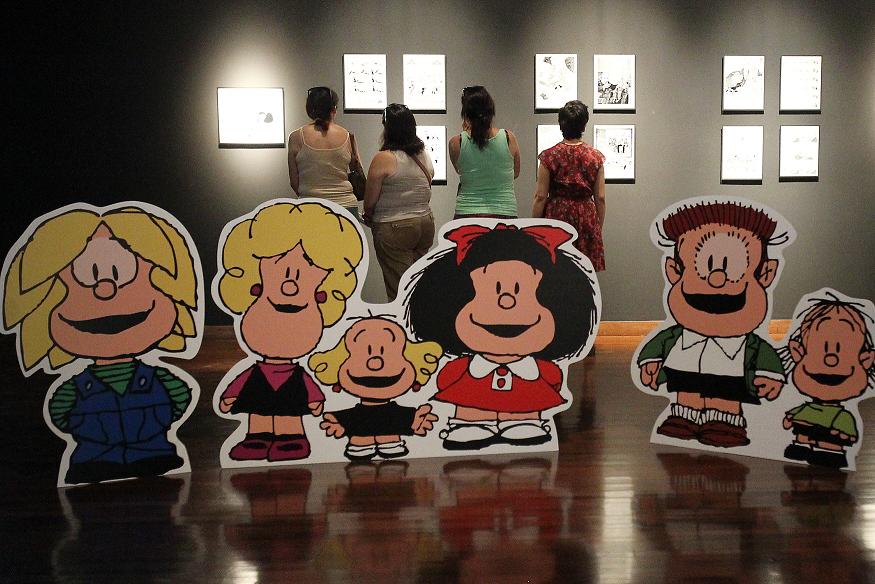 Personas visitan la exposición de Mafalda como parte de la oferta del Festival de Teatro 'Santiago a Mil'.