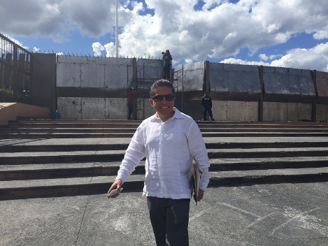 El presidente de la Junta local del INE, David Alejandro Delgado Arroyo abandona Palacio de Gobierno.