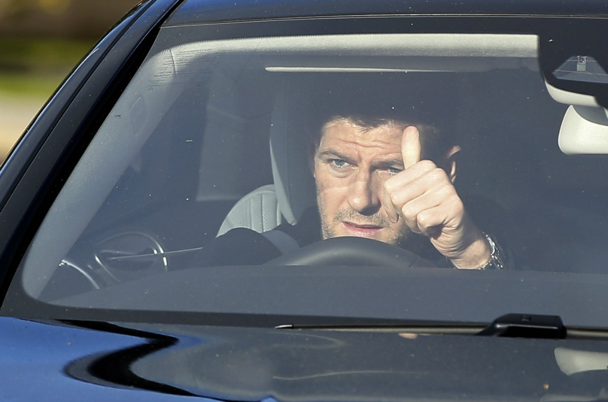 Steven Gerrard a su llegada al entrenamiento con el Liverpool 