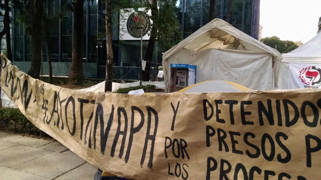Los manifestantes descartaron bloquear los accesos al edificio de la PGR 