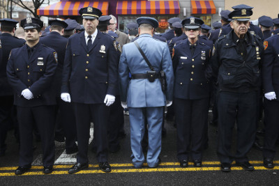 Policías de Nueva York dan la espalda al gobernador de la ciudad, durante su intervención en el homenaje al policía Wenjian Liu.