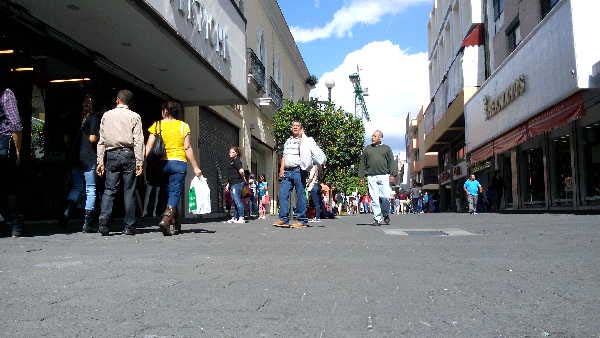 Alrededor del medio día de ayer las vialidades aledañas al Ayuntamiento de Guadalajara lucieron limpias de comercio informal.