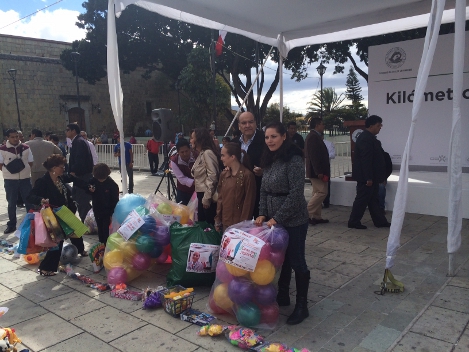 El alcalde de Oaxaca de Juárez, Javier Villacaña encabezó en la plaza de la Danza el kilómetro del Juguete y entregó donaciones a menores de bajos ing