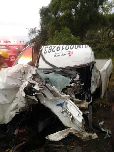 Camioneta de Pemex destrozada