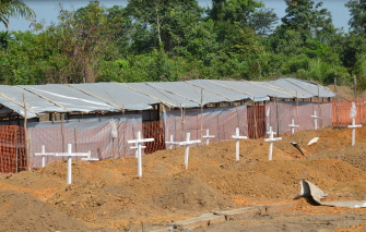 Cementerio para víctimas del ébola en Monrovia, Liberia, dividido entre una zona para las víctimas cristianas y otra para las musulmanas