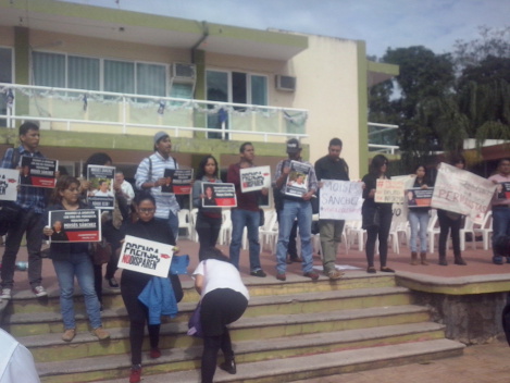 Comunicadores y familiares protestaron. 