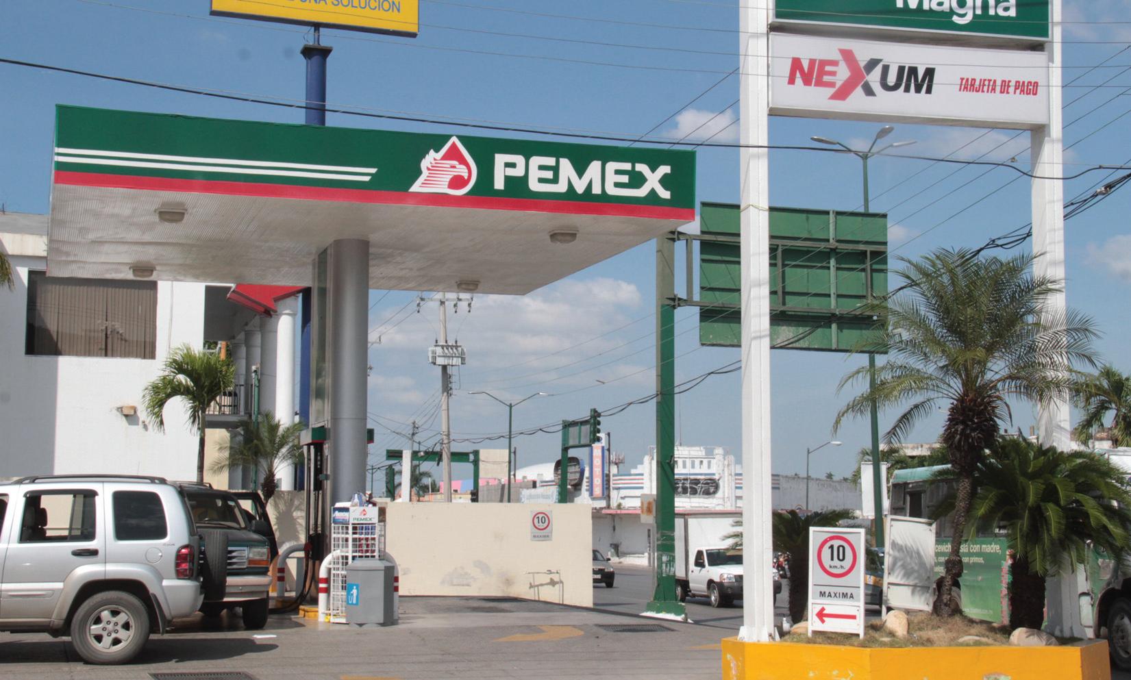 Desde el 1 de enero, la gasolina Magna cuesta 13.57 pesos el litro; la Premium, 14.38; y el Diesel, 14.20. Esto representa un aumento del 1.9 por cien