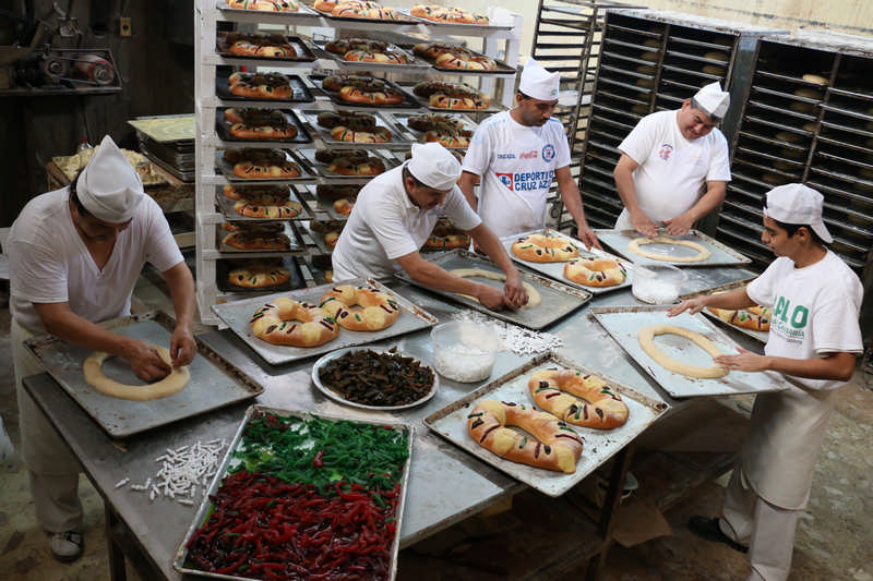 Los expendedores de pan se preparan para la alta demanda de rosca en el tradicional Día de Reyes.