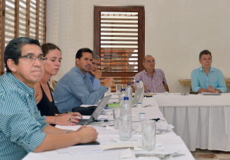Juan Manuel Santos (d), reunido hoy con la delegación gubernamental en las negociaciones de La Habana, en Cartagena de Indias