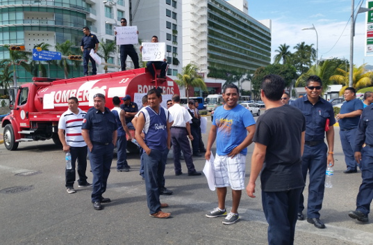 Los bomberos bloquearon la costera Miguel Alemán