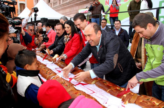 15 mil personas disfrutaron la Mega Rosca que midió 300 metros. 