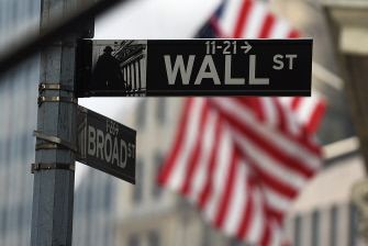 Una señal viaria en Wall Street, cerca del edificio de la New York Stock Exchange (NYSE), la bolsa neoyorquina