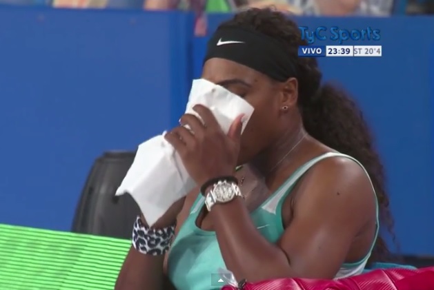 Serena Williams se toma un café durante un juego 