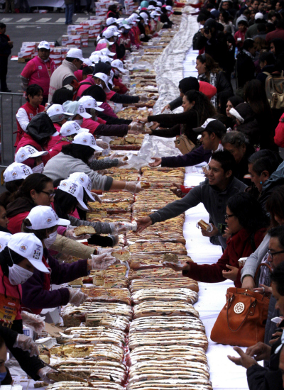 En el Zócalo capitalino se partió una Rosca de Reyes con 200 mil porciones.
