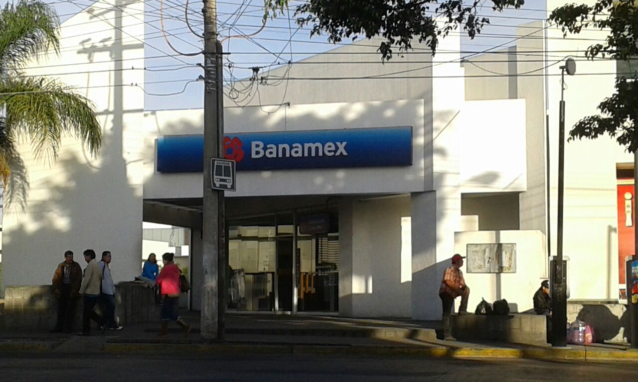 El atracó ocurrió en la sucursal Banamex de la zona del  Mercado de Abastos. 