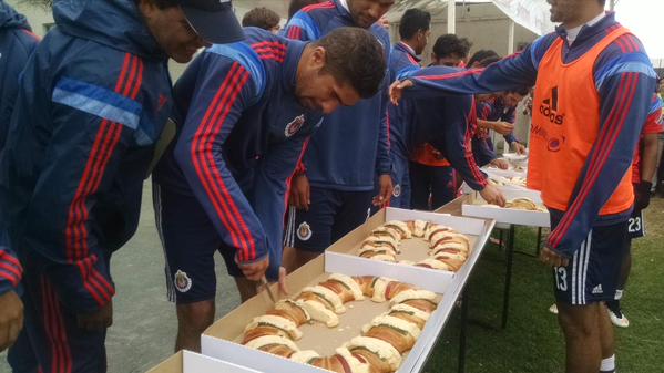 Chivas convivió con cerca de 200 aficionados para partir la tradicional Rosca de Reyes.