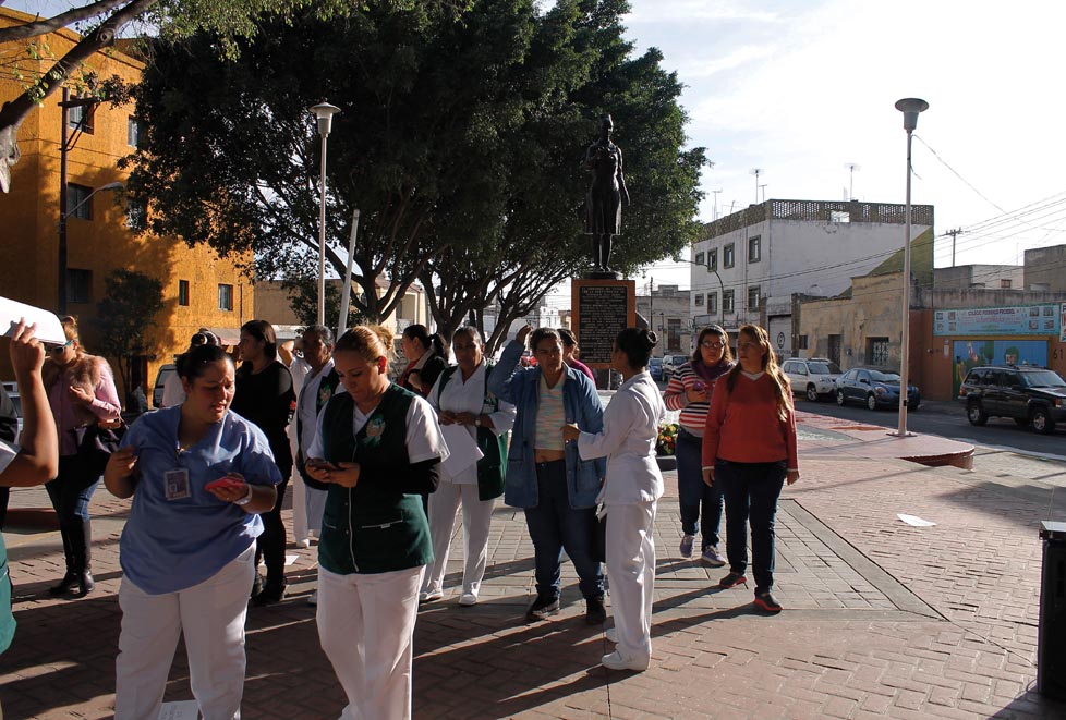 16 enfermeras se dirigieron en caminata al monumento a la enfermera ubicada frente al templo de Nuestra Señora del Rosario.