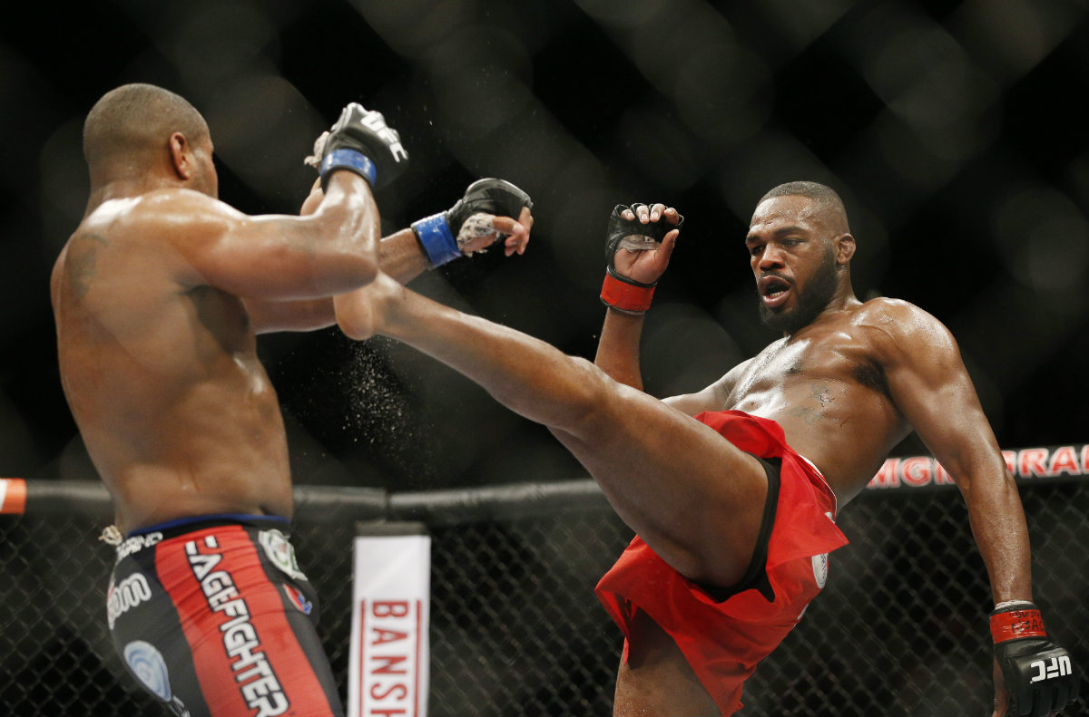 Jon Jones patea a Daniel Cormier durante el UFC 182