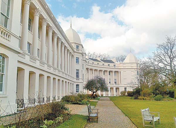 La escuela parte de la Universidad de Londres.