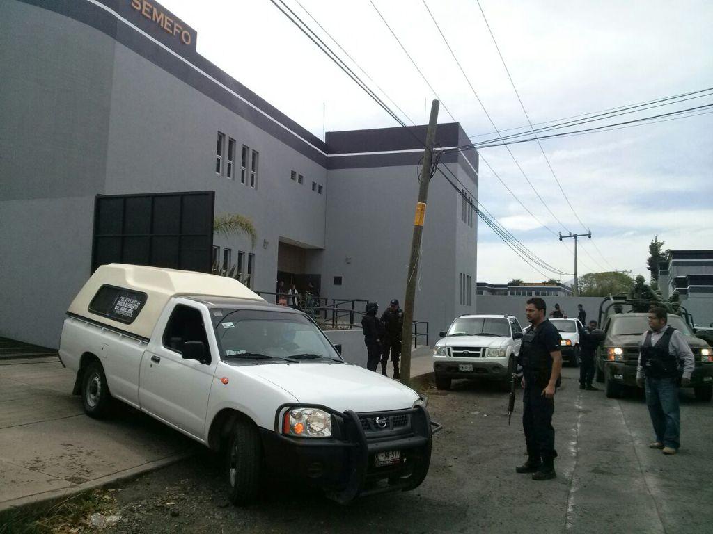 Después de las 13:00 horas llegaron los cuerpos de los muertos en el enfrentamiento en Apatzingán al semefo de Morelia.