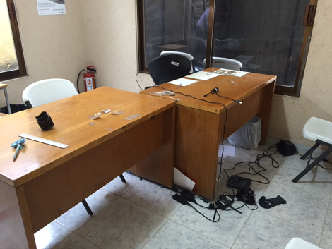 Maestros de la CETEG realizaron destrozos en el módulo del INE.