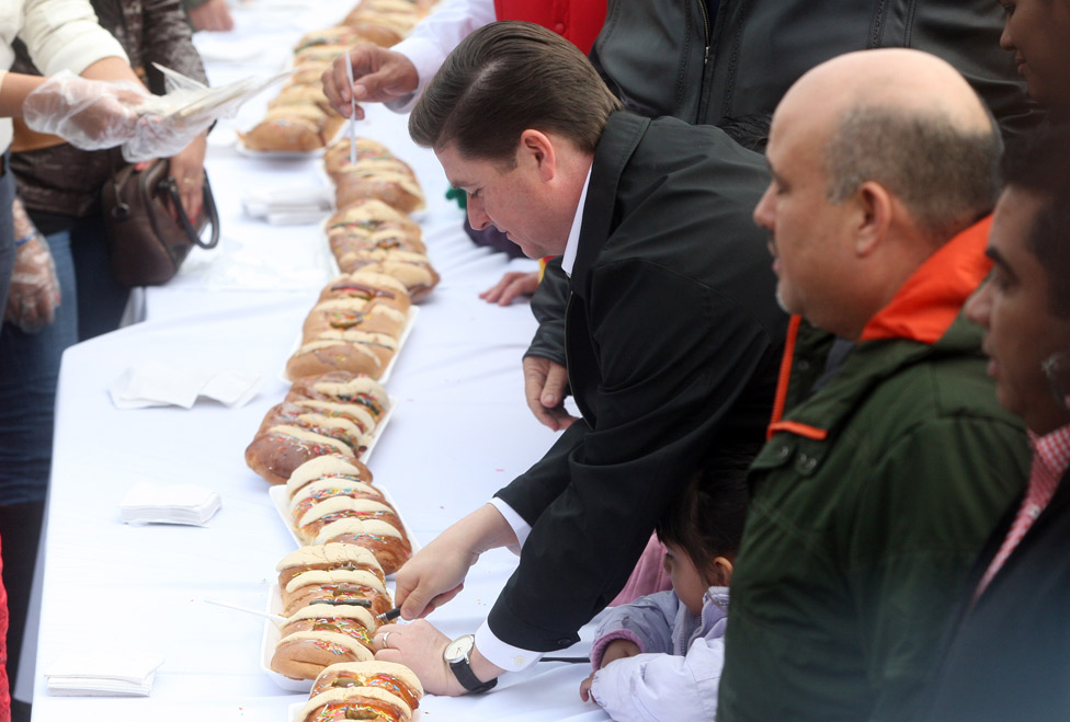 El mandatario estatal hizo el reparto de la tradicional Rosca de Reyes a los asistentes.
