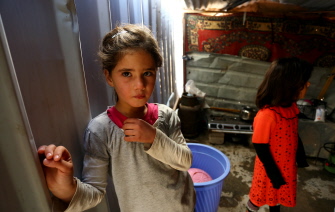Una niña iraquí, desplazada por los combates entre el EI y el ejército, en un campamento en Nayaf, 160 kilómetros al sur de Bagdad