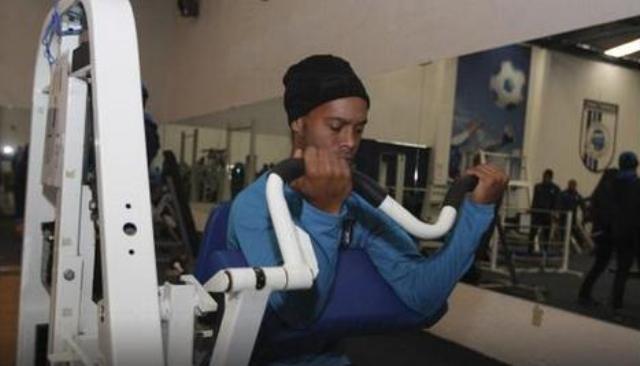 Ronaldinho ya entrenó con Gallos Blancos 