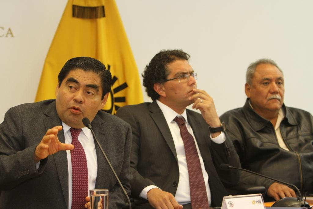 El senador perredista ofreció una conferencia de prensa acompañado de su bancada 