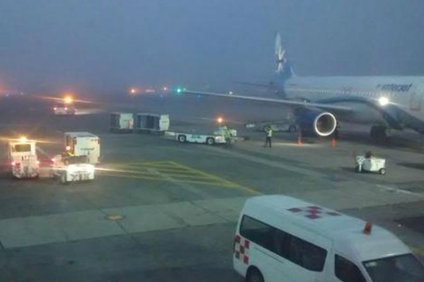 Usuarios del AICM reportaron en redes sociales la presencia de neblina en la terminal aérea.